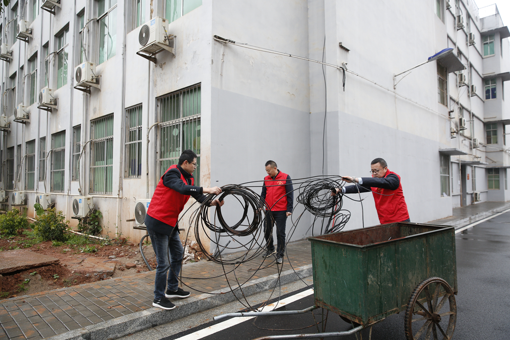 创文在行动：衡阳幼儿师专开展校园包路段卫生清扫志愿者活动